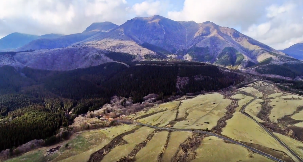 キャンプに登山 アウトドア 久住 くじゅう 山本山登山口 沢水 そうみ キャンプ場周辺 阿蘇くじゅう国立公園 絶景アウトドア くじゅう高原をドローン撮影 九州 九重連山 久住高原 宿泊施設 ホテルや登山 キャンプ場 くじゅう花公園 観光等